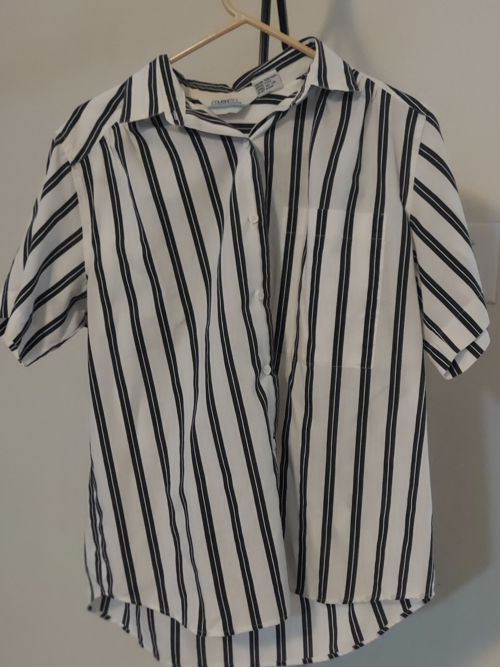 Women’s Black & White Striped Short-Sleeve Button-Down Shirt
